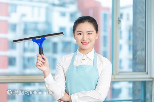 家政女性 手持清潔刷的勤勉形象